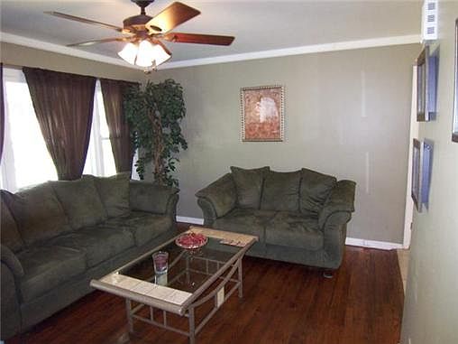 3rd image of 2111 Shawnee Dr