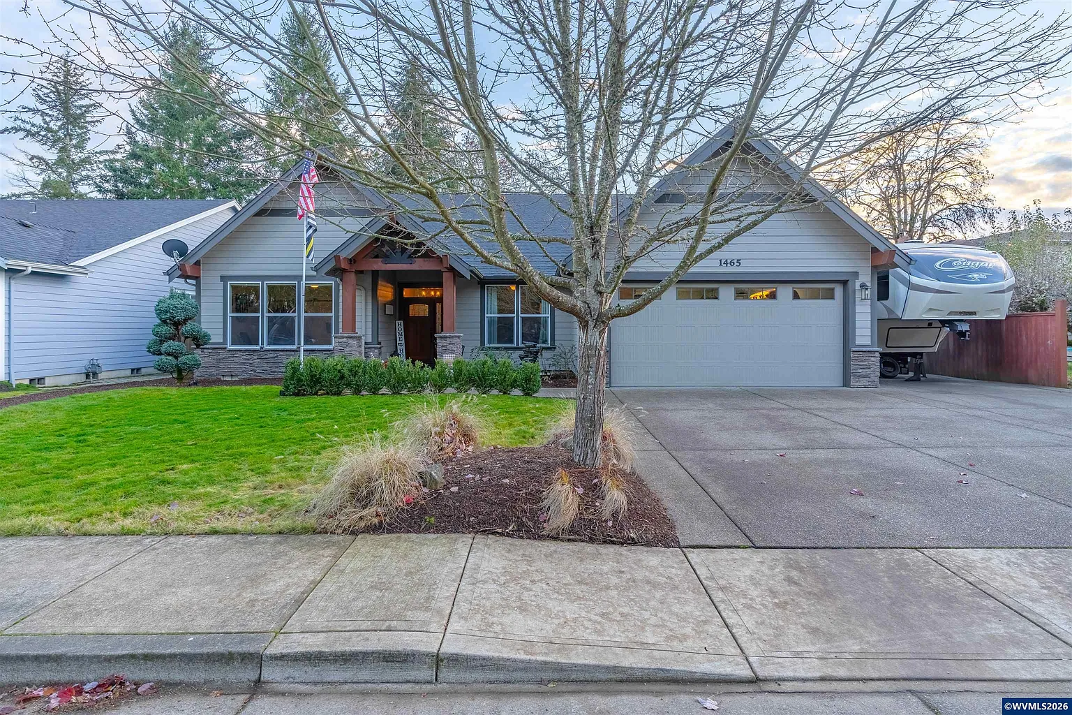 1465 SE Greening Dr photo 1