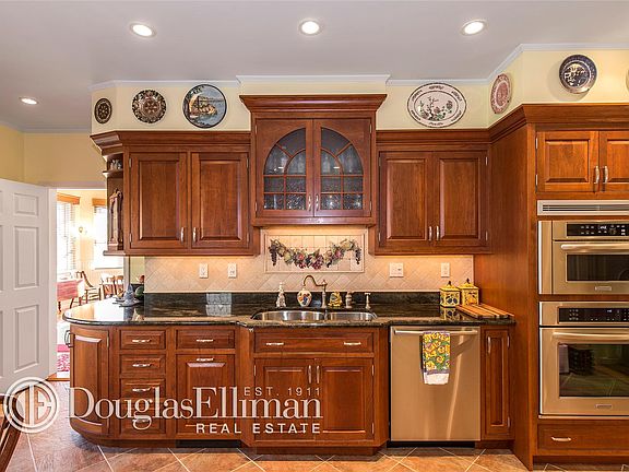 5th image of 8 Fairway Ct