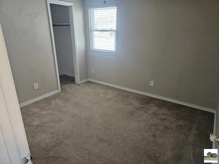 211 E Hogan Dr — Photo 22