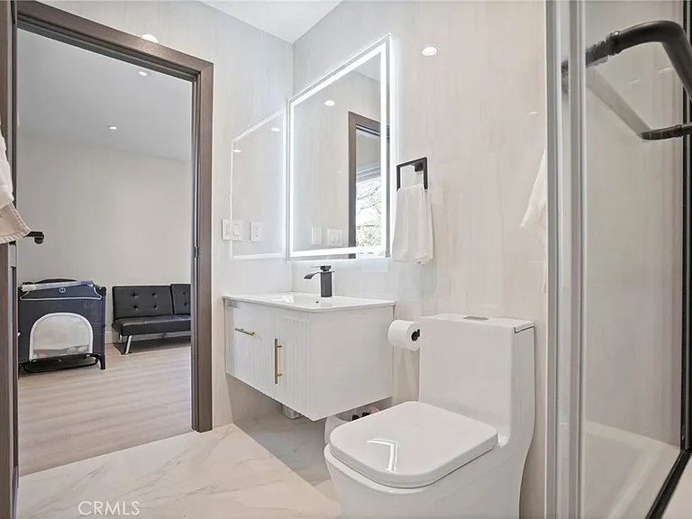 1239 N Reese Pl — Photo 23