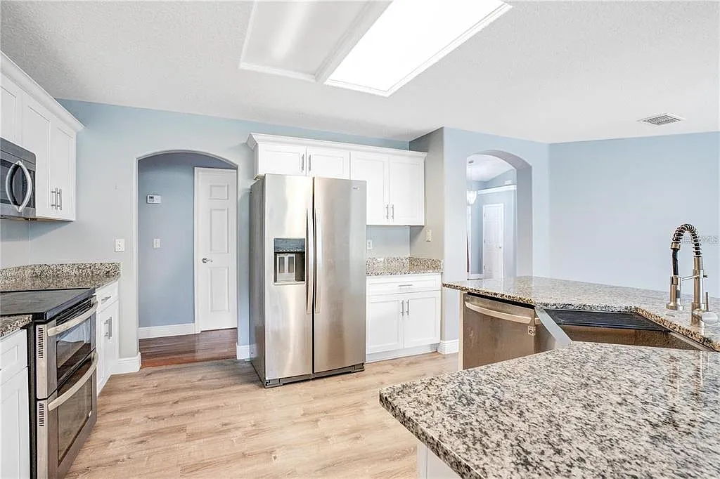 4 bed, 3.0 bath, 2424 sqft, $3,400 — Photo 3