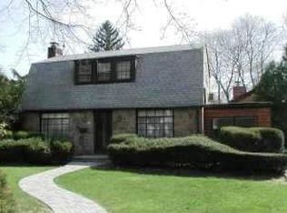 86 Oakdale Ln, Roslyn Heights, NY 11577