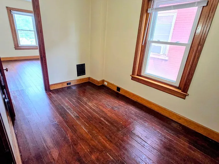424 E Locust St — Photo 14