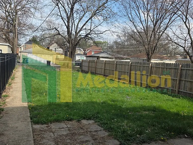 8749 S Wabash Ave — Photo 28