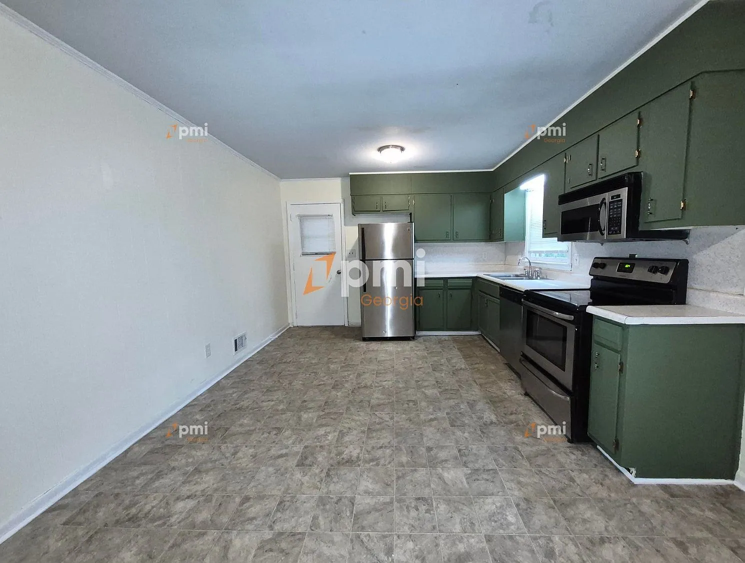 3 bed, 1.5 bath, 1231 sqft, $1,625 — Photo 2
