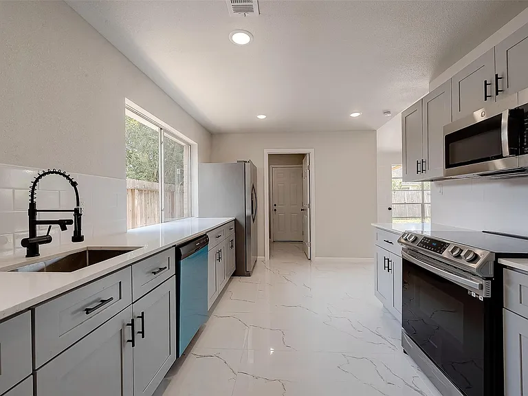 12055 Fairpoint Dr — Photo 35