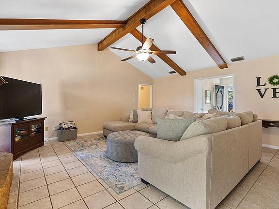 5th image of 1403 Larkspur Ln