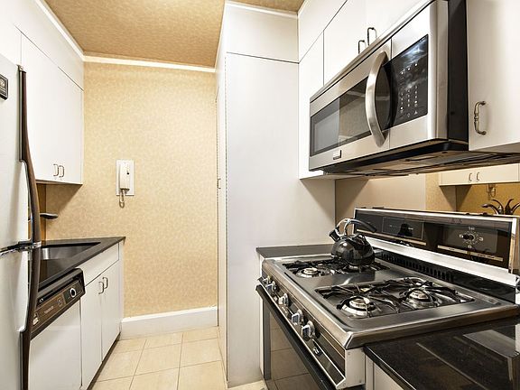 3rd image of 200 E 78th St APT 11B