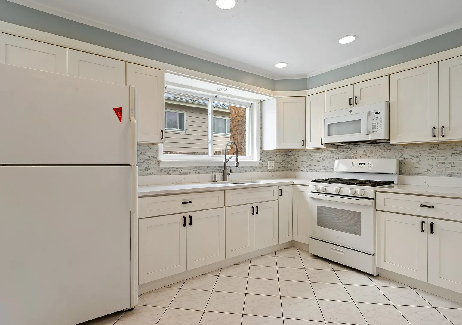 4 bed, 2.5 bath, 1850 sqft, $2,775 — Photo 3