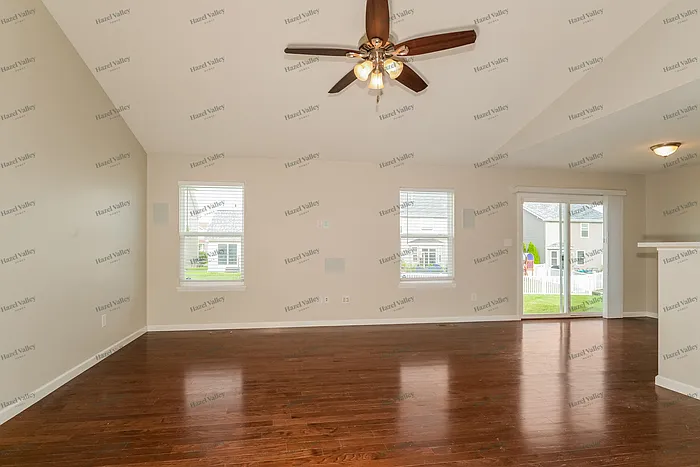 319 Pecan Bluffs Dr — Photo 4