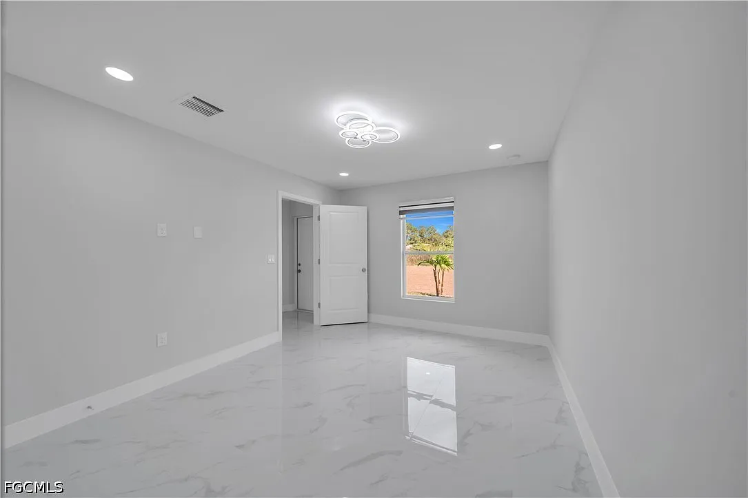 3 bed, 2.0 bath, 1058 sqft, $1,700 — Photo 4