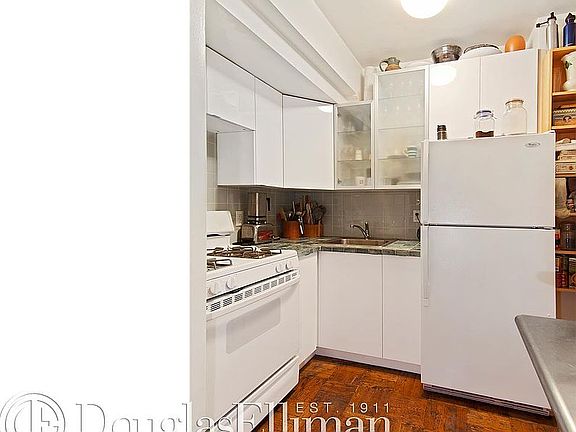 4th image of 123 E 37th St #3B
