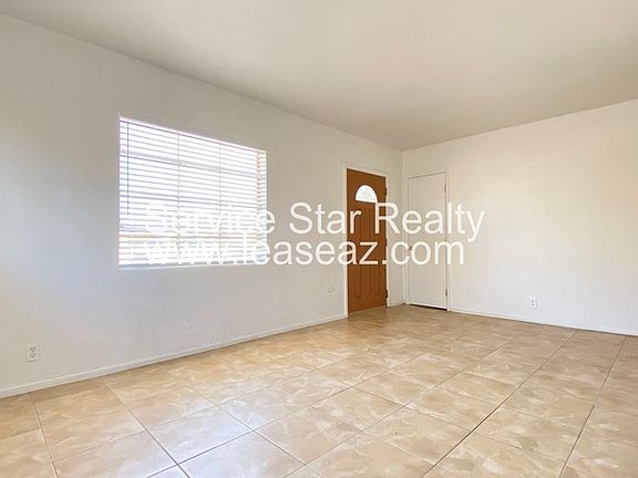 4th image of 3037 E Hartford Ave