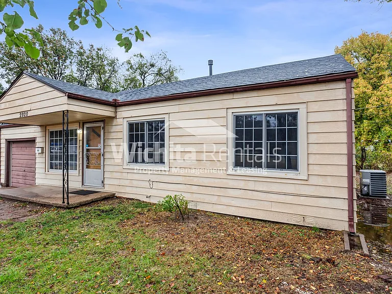 2920 W Taft St — Photo 2