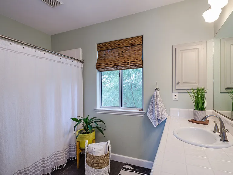 418 Peachtree Ln — Photo 17