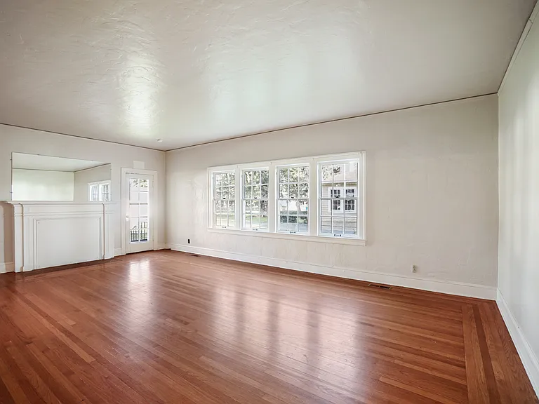 1004 Azuar Dr — Photo 12