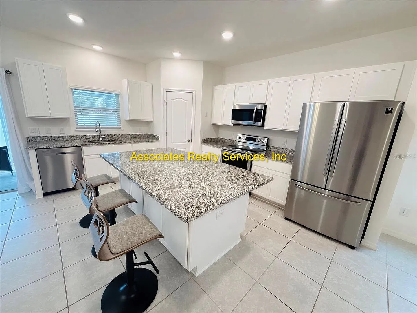 Move-In Ready Now! 3br/2ba Home In Tara West! — Photo 3