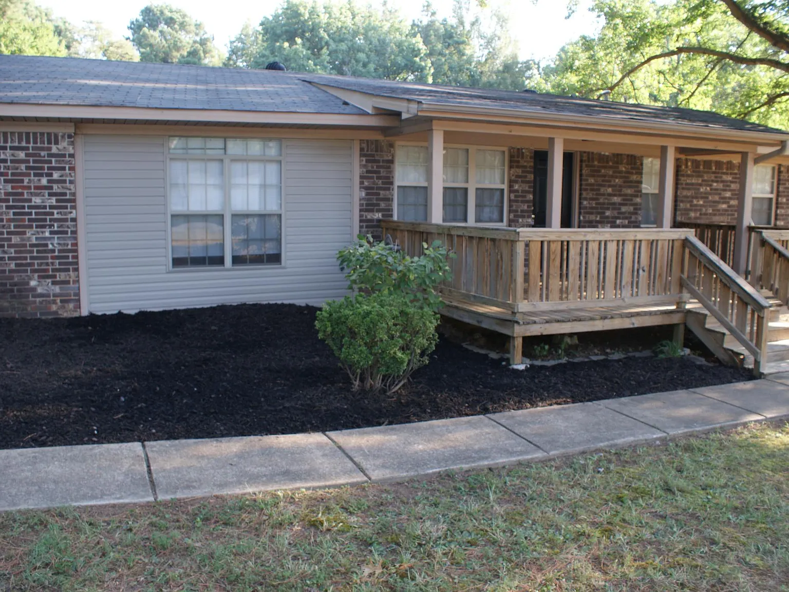 3 bed, 1.5 bath, 1377 sqft, $1,600 — Photo 2
