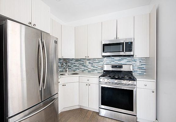 4th image of 1381 Saint Johns Pl #7