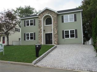 43 Pinetree Dr, Parlin, NJ 08859