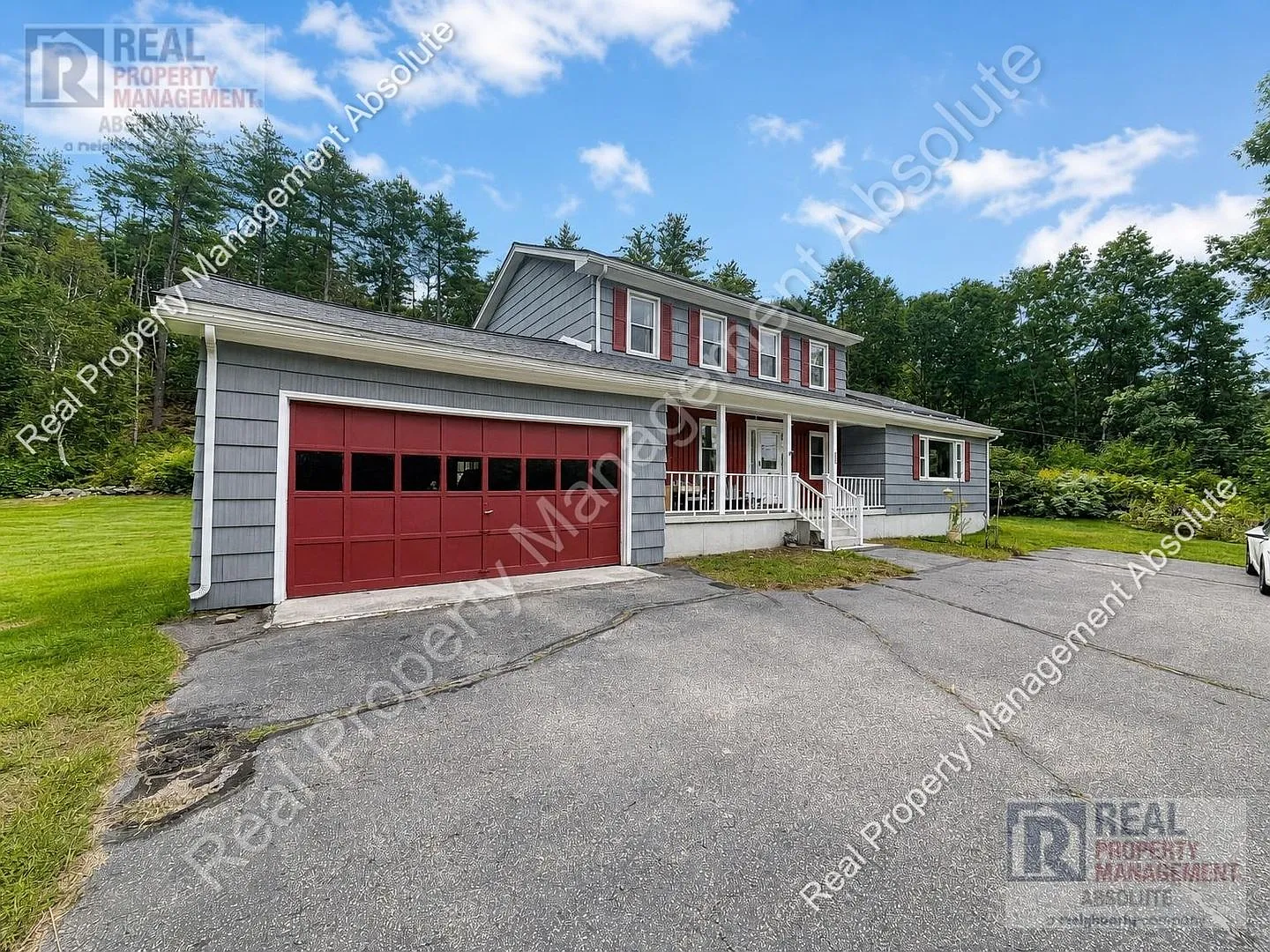 Large 4 bedroom Single Family with expansive yard — Photo 4