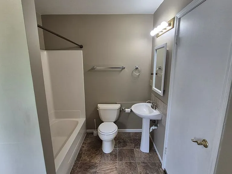 1001 S Hinshaw Ave — Photo 8