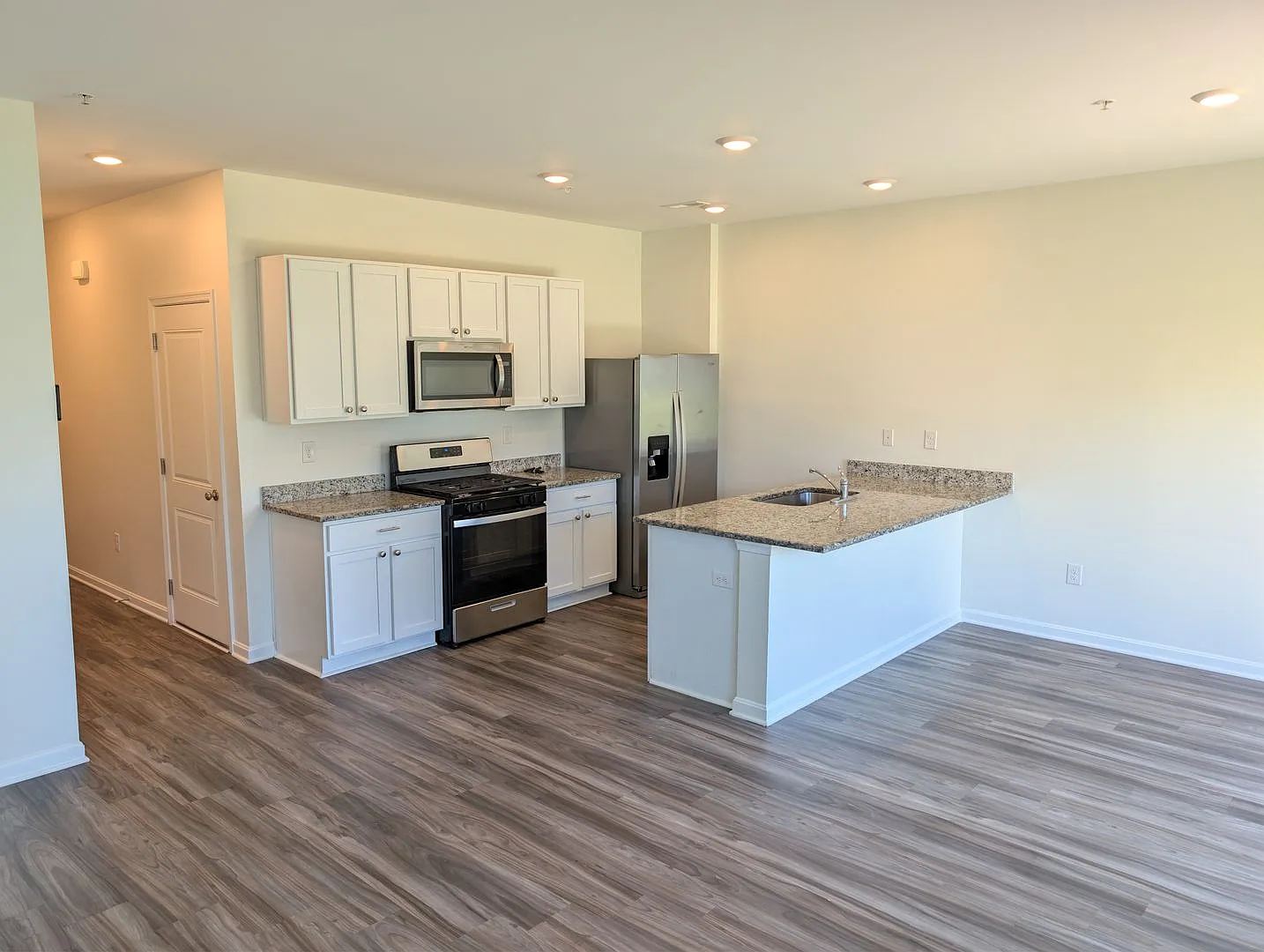Modern Kitchen Walk-In Closet Private Primary Suite — Photo 2