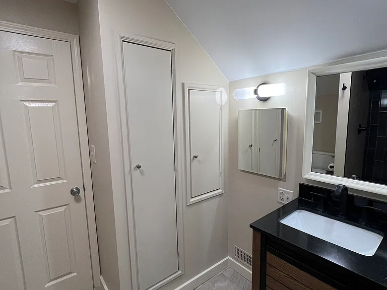 221 Henderson St — Photo 23