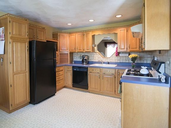 5th image of 166R Lynnfield St