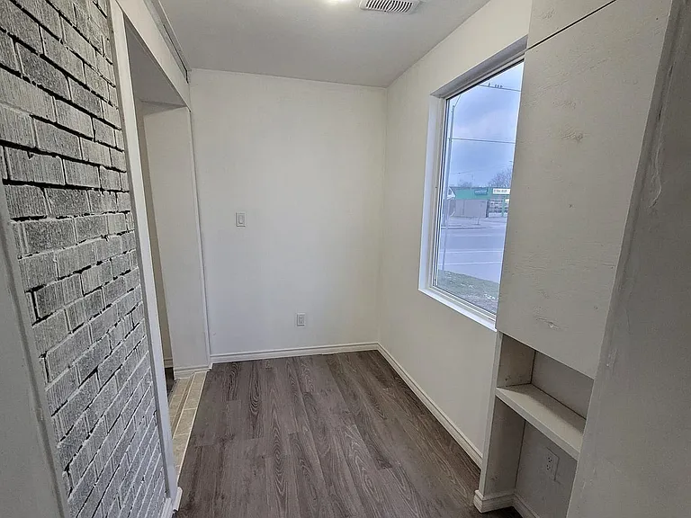 555 Ritson Rd S #B — Photo 5