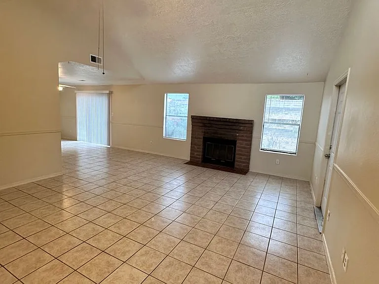 671 Western Hills Dr SE — Photo 3