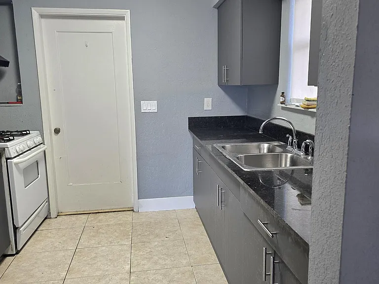305 SW 14th St #1-2 — Photo 7