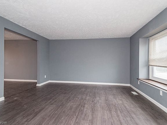 3rd image of 7471 Essex Dr