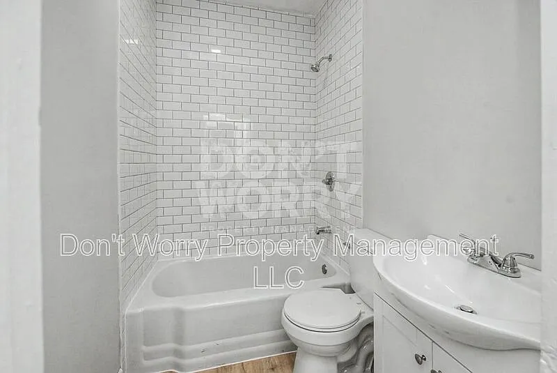 2 bed, 1.0 bath, $1,050 — Photo 3