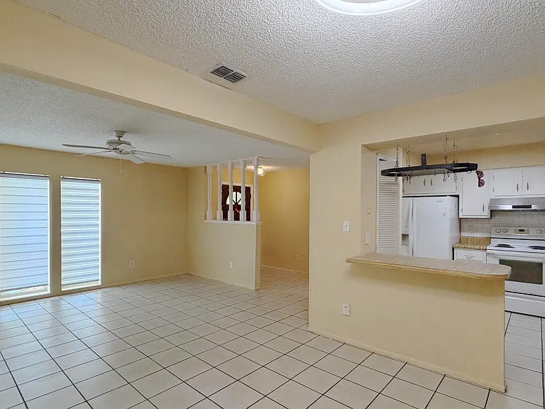 889 Hendry Dr — Photo 4