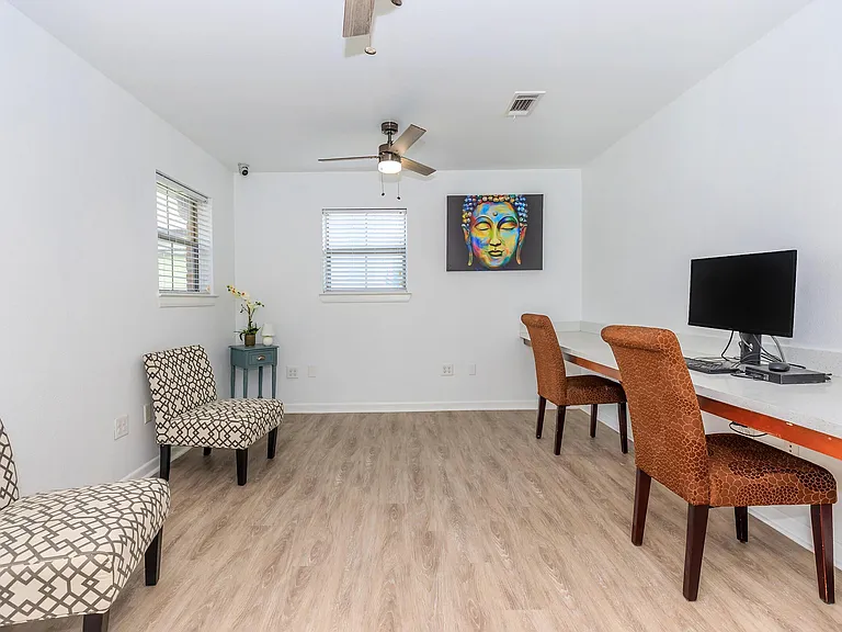 HollyView Apartments — Photo 7