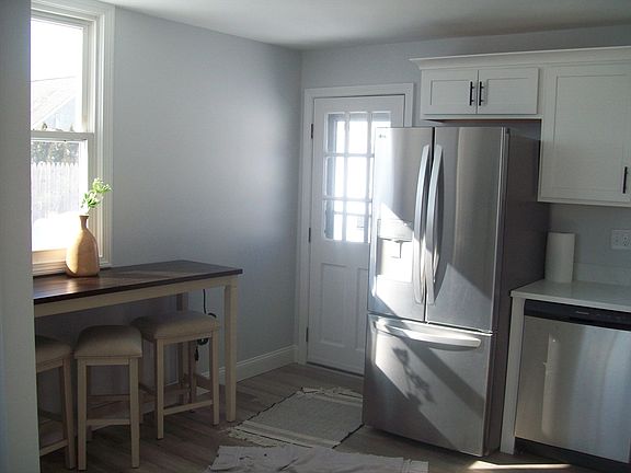 4th image of 33 Hodges Ave
