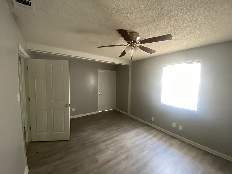 10 Crestwood Cir — Photo 4