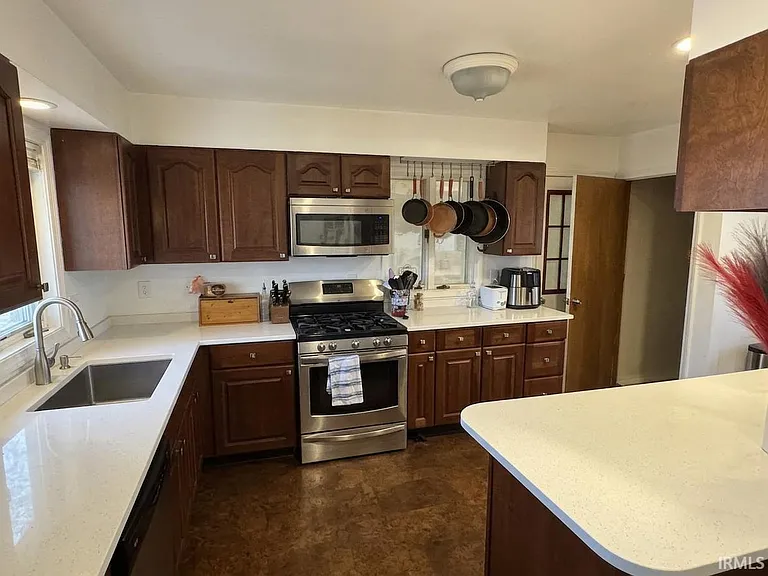 209 S Hillsdale Dr — Photo 4