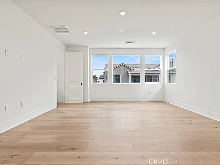 402 Shrike — Photo 27