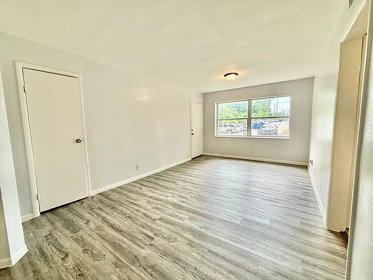 82 West — Photo 29