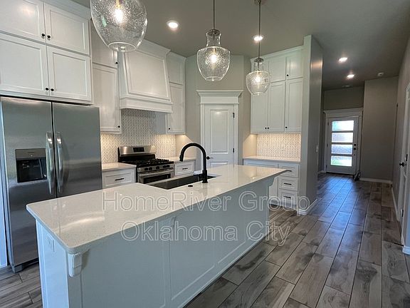 3rd image of 3908 Palmetto Trl