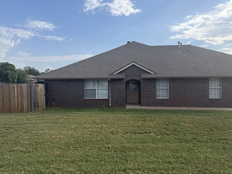 2424 N Keller Dr — Photo 3