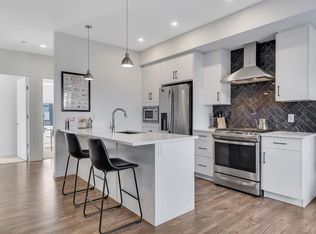 516 N Greenbriar Cmn NW, Calgary, AB T3B 6J3