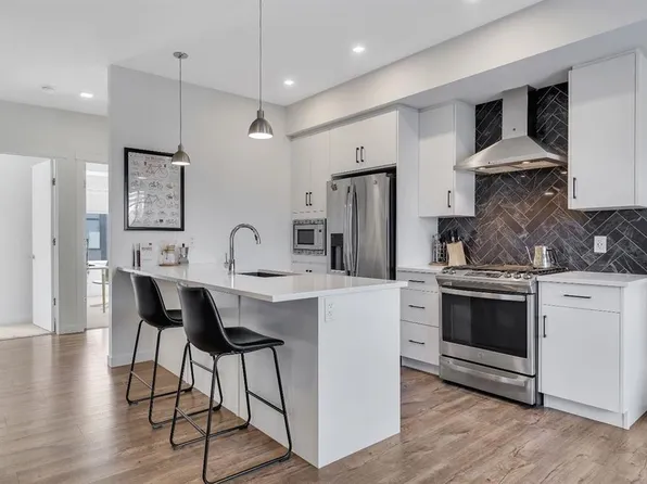 516 N Greenbriar Cmn NW, Calgary, AB T3B 6J3