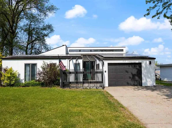 212 Thomas Dr, West Branch, IA 52358
