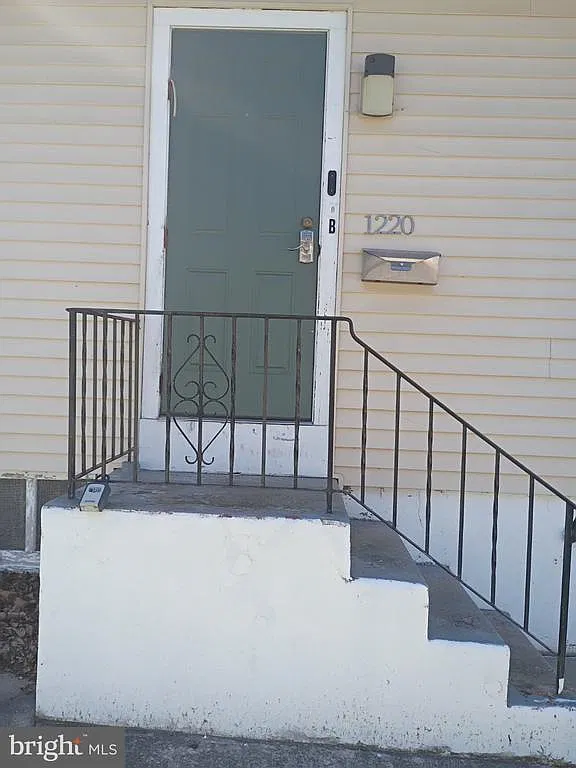 2 bed, 1.0 bath, 1696 sqft, $1,850 — Photo 2