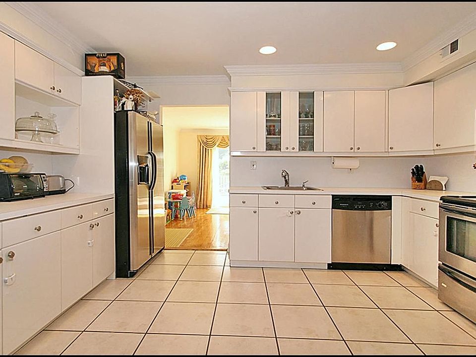 Eat-In Kitchen