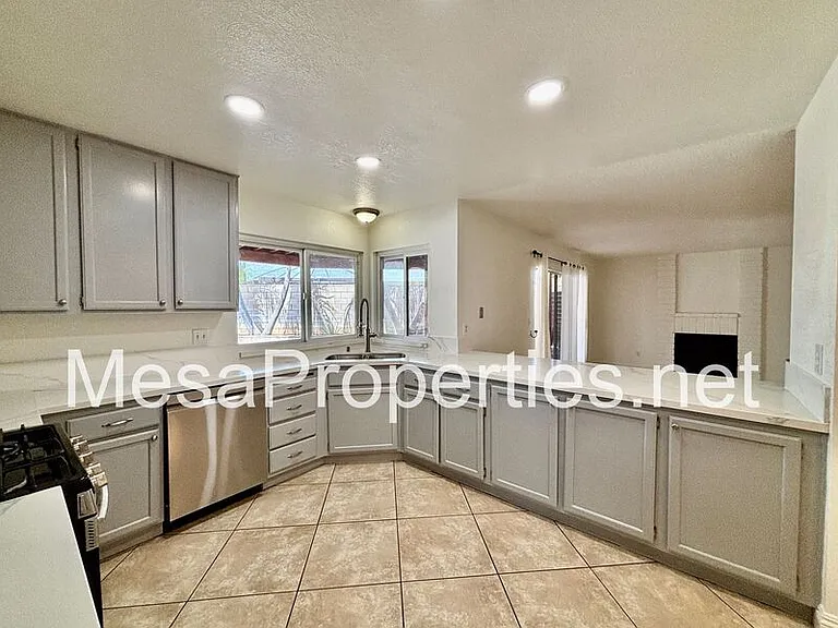 2378 N Sycamore Ave — Photo 6